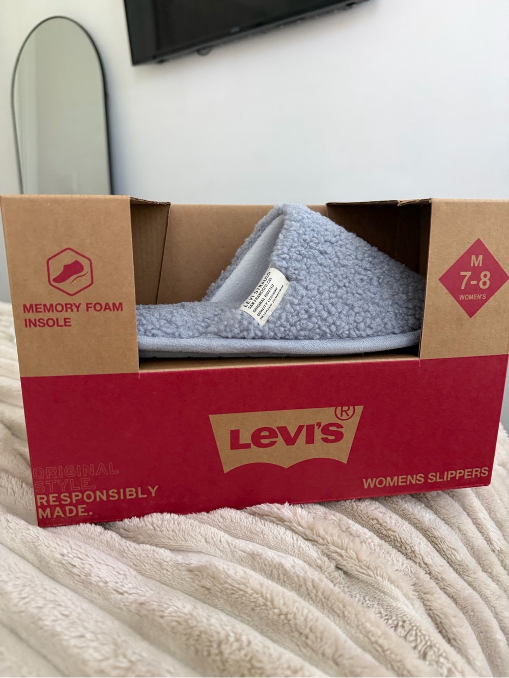 Levi's Women's Slippers in Light Gray Sherpa
